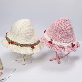 Популярны оптовые продажи милых вязаных шапочек для детей, в том числе пляжных шапочек с вишневым рисунком и однотонных мультяшных шапочек для защиты ушей.